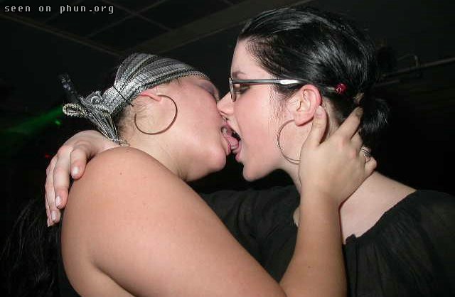 Ellas se dan un pico entraa