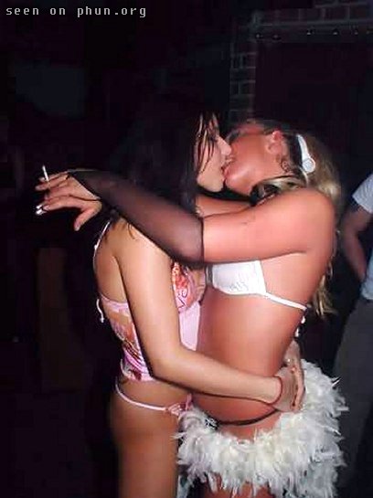 Ellas se dan un pico entraa