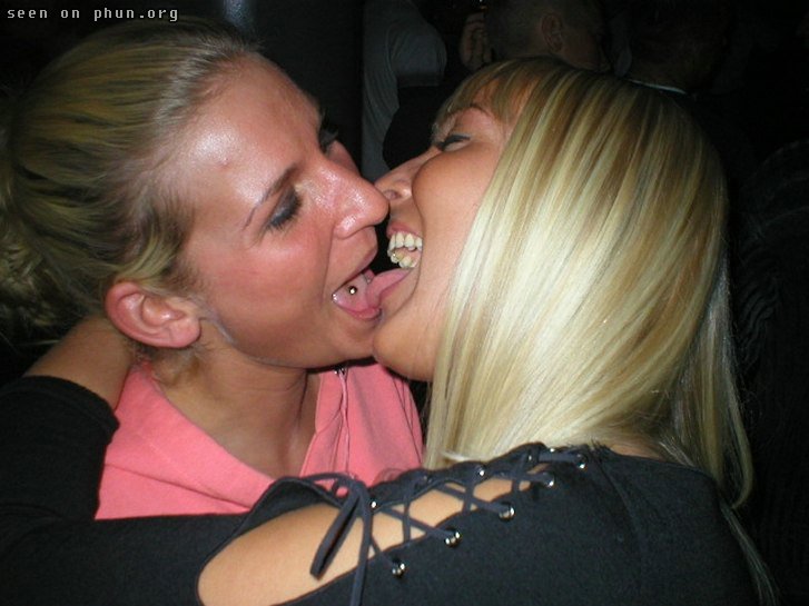 Ellas se dan un pico entraa