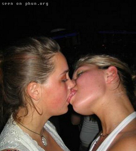 Ellas se dan un pico entraa