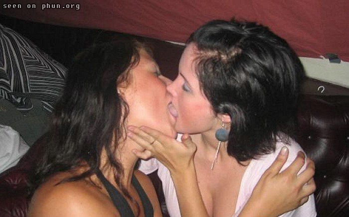 Ellas se dan un pico entraa