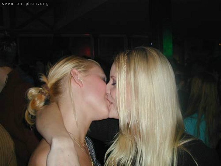 Ellas se dan un pico entraa