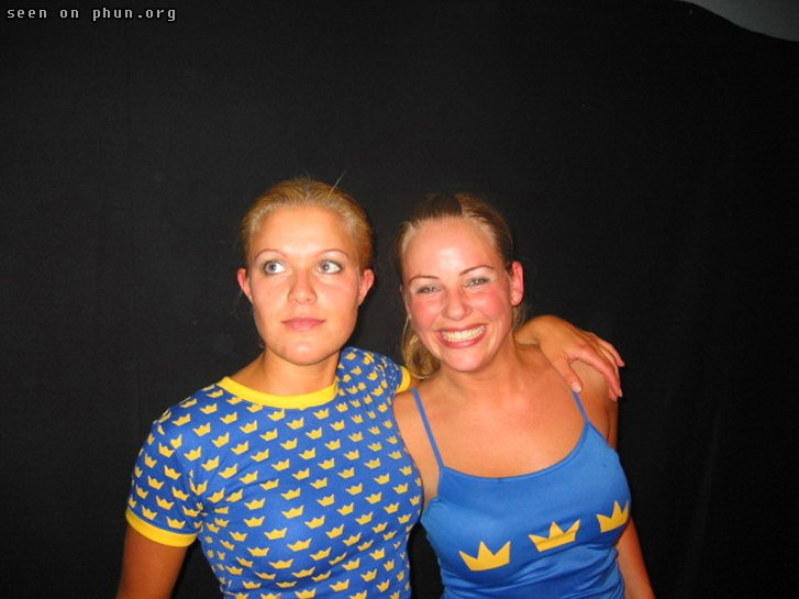 Ellas se dan un pico entraa