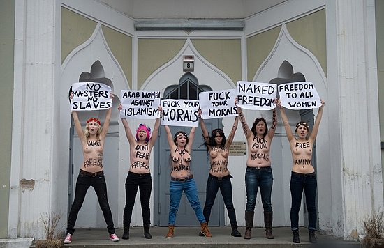 naked_protester_18.jpg