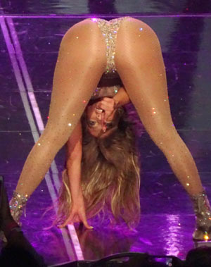 Jennifer Lopez bends over and shows her ass!